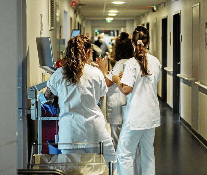 Profesionales sanitarias trabajando en la unidad móvil de cuidados paliativos que tiene su base en el Hospital de Baiona.