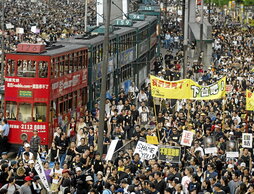 Imagen de archivo de una manifestación en Hong Kong, el 1 de julio de 2003, contra la polémica Ley de Seguridad Nacional.