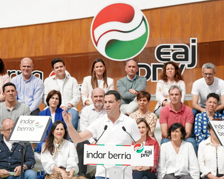 Imanol Pradales interviene en Arrasate ante cargos y dirigentes del PNV.
