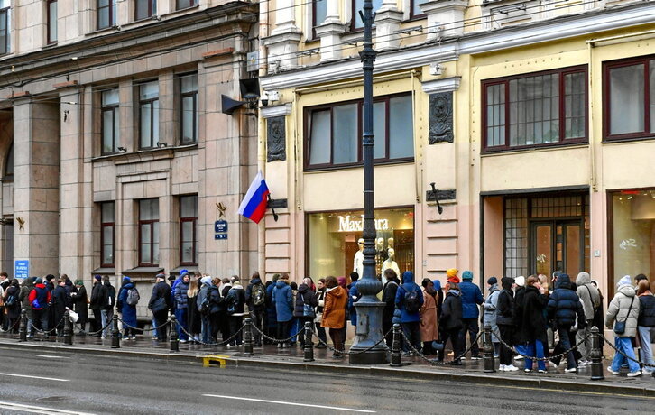 Cola a la puerta de un colegio electoral en San Petersburgo.