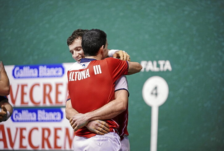 Altuna eta Martijaren arteko besarkada sentitua, Astelenako partida amaitu berritan.