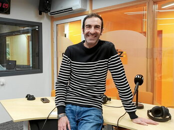 Unai Aberasturi Datuak Babesteko Euskal Agintaritzako zuzendaria, NAIZ Irratiaren estudioetan.