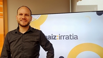 Aurrekanpaina giro betean, Naiz Irratirako bidea egin du Ezker Anitzako Iñigo Martinezek