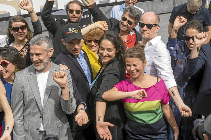 Parte del equipo de «Puan», mostrando el título de su película impreso en sus brazos, en el último Zinemaldia tras la presentación de un filme que se llevó de Donostia los premios al Mejor Guion e Interpretación Protagonista.