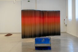 «Sans fin», obra de Lúcia Koch realizada en 2022 e incluida en la exposición «Larruak eta izurrak», que hasta primeros de junio se puede ver en Tabakalera.