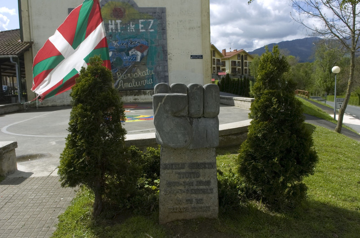 Joxelu Gerestaren oroigarria, Zizurkilen.