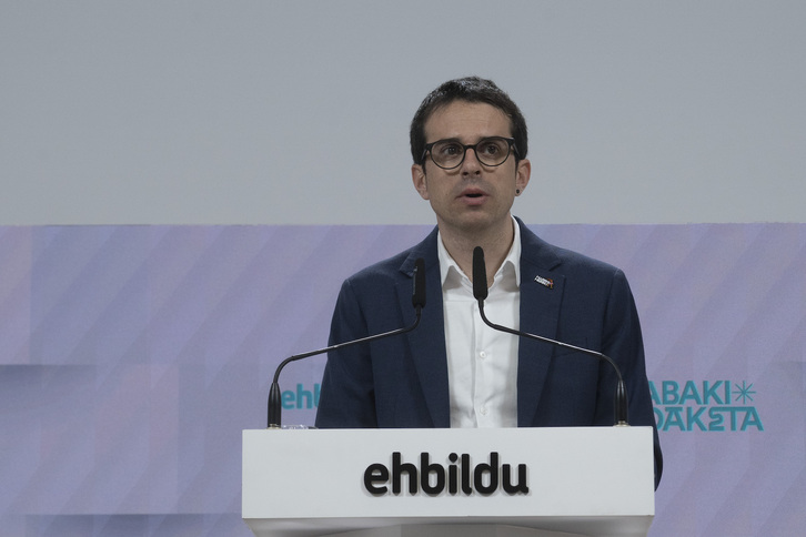 Pello Otxandiano, EH Bilduko egoitzan egin duten prentsaurrekoan.