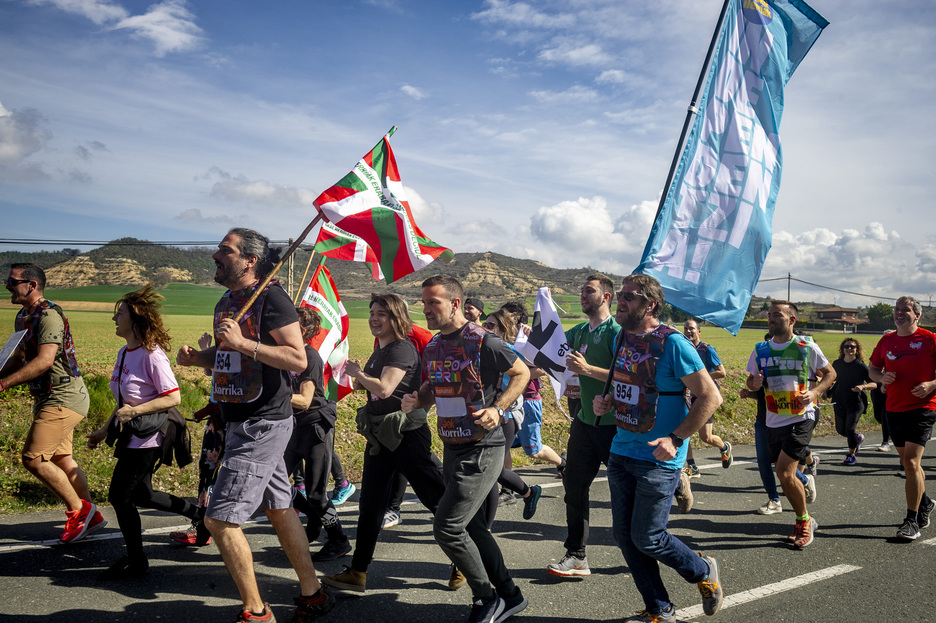 Jendetza Trebiñun euskararen alde korrika egiten. 