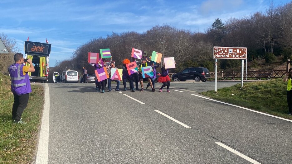 Herreran harrera beroa egin diote Korrikari.