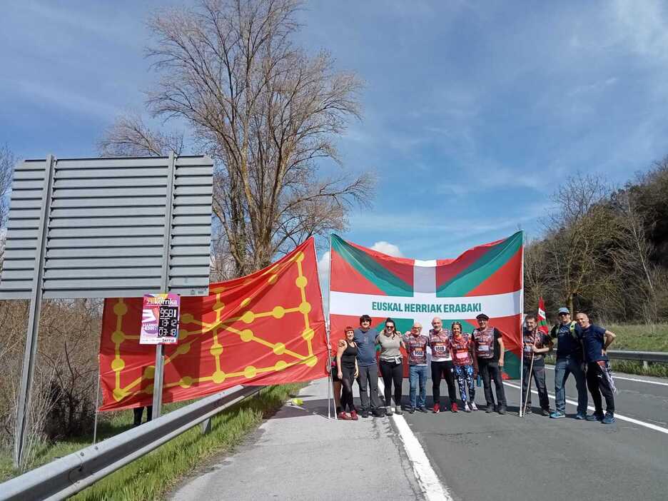 Argantzun eta Langraiz artean hartu du lekukoa Gure Eskuk.