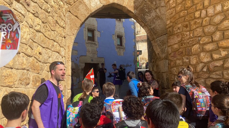 Urizaharran ere euskararen alde korrika egin dute.