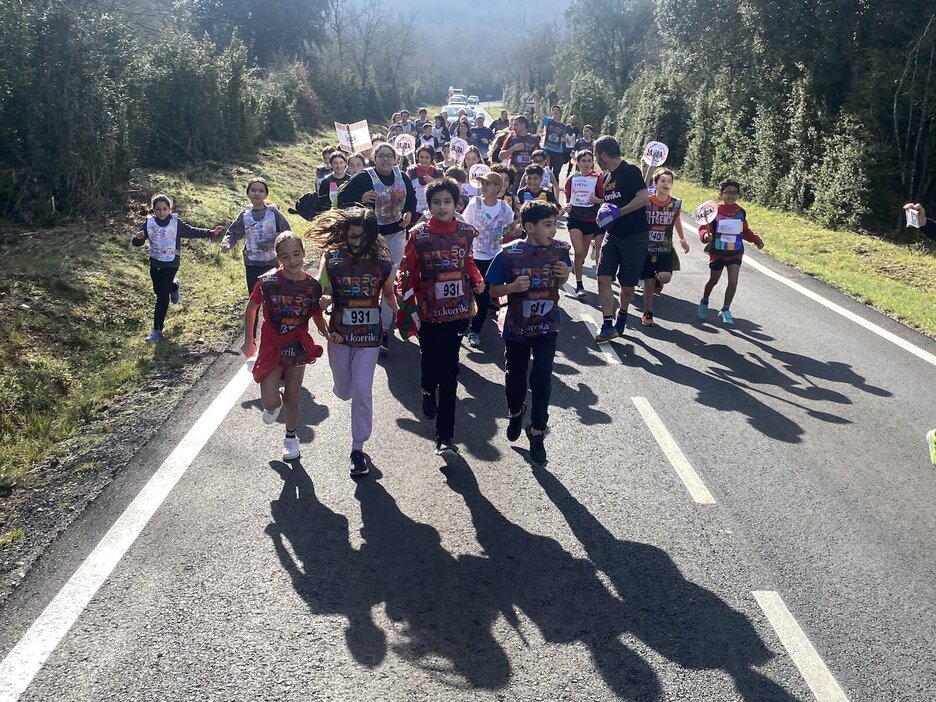 Arabako Errioxa zeharkatu du Korrikak, Bastidako ikasleek hartu dute lekukoa.