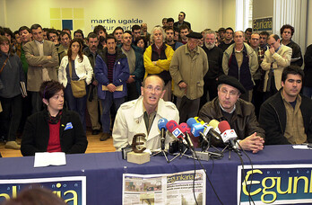 Andolin Eguzkitza, argazkiaren erdian, 2003an, ‘Euskaldunon Egunkariaren’ inguruko ekimen batean.