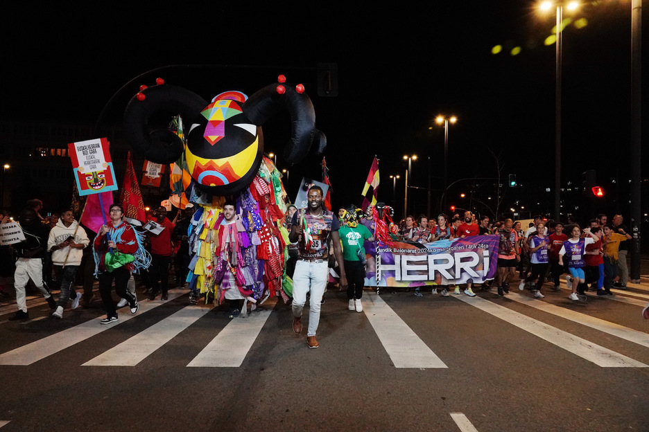 EH11Kolore ere presente Korrikan, Gasteizen. 