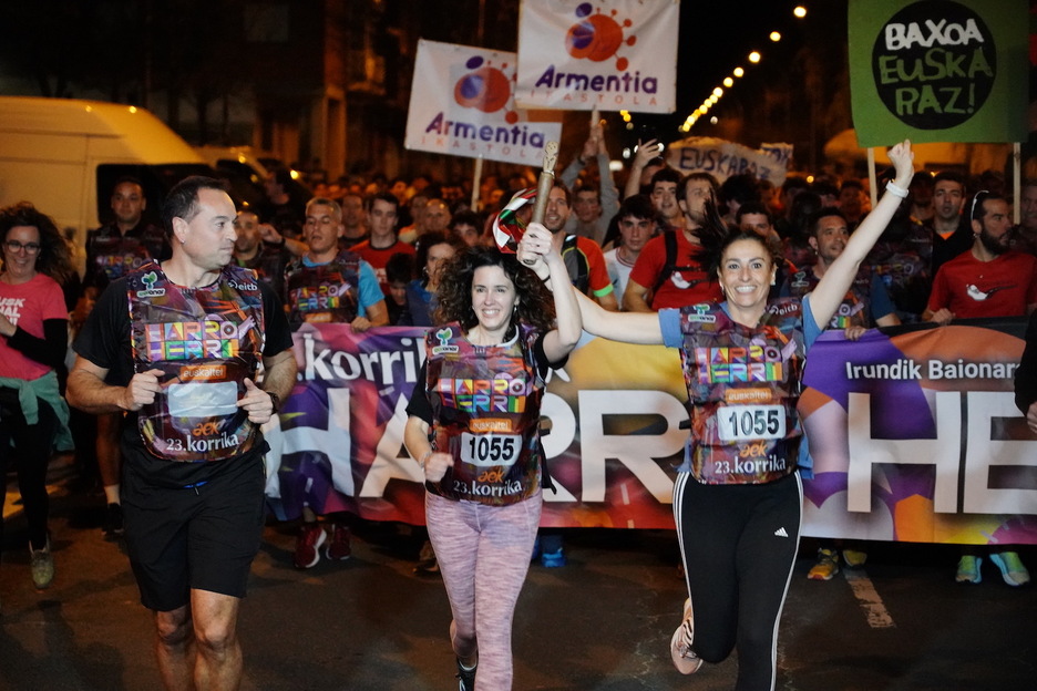 Irribarre olatua altxa du Korrikak Gasteizen. 