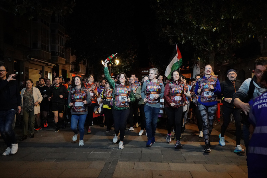 Gasteizko alkate Maider Etxebarriak ere hartu du lekukoa, Udalaren kilometroan. 