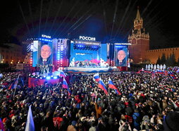 Putin se dio un baño de masas en la plaza Roja para celebrar su victoria y la anexión de Crimea.