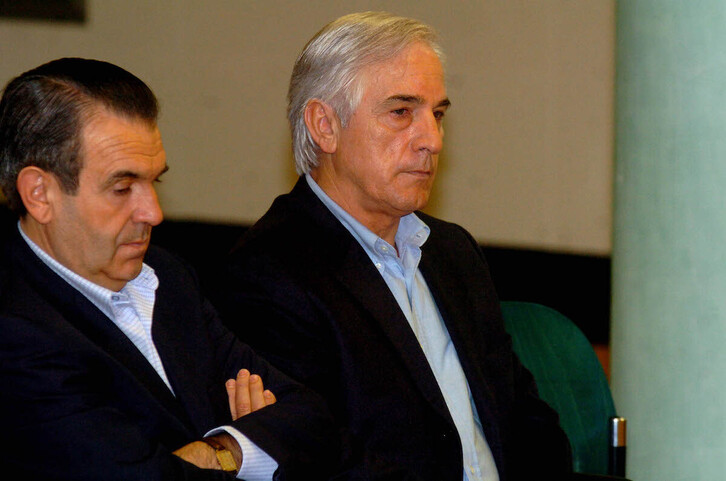 Gabriel Urralburu (dcha.) y Antonio Aragón también se sentaron en el banquillo de los acusados en el juicio del 'caso Otano', en octubre de 2004.