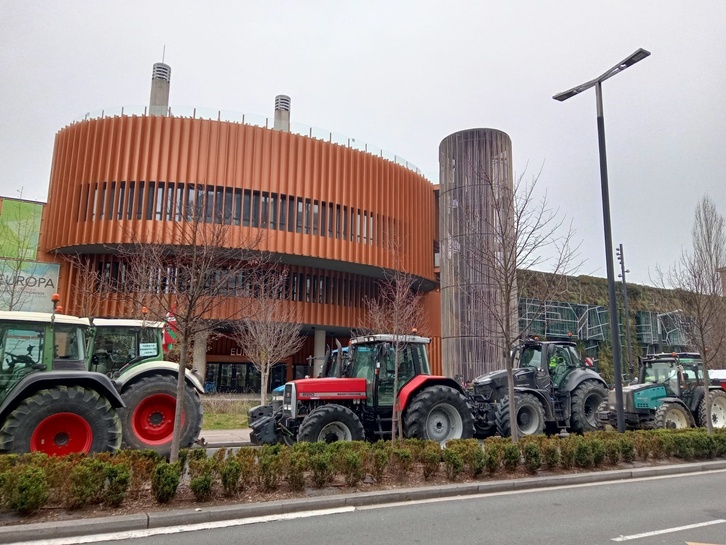 Tractores frente al Palacio Europa de Gasteiz. 