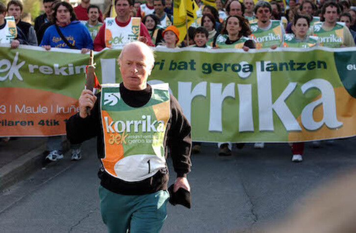 Jean-Louis Davant Iratzabal, 2003an, Korrikaren lekukoa eramaten lasterketaren lehen kilometroan, Maule-Lextarren.