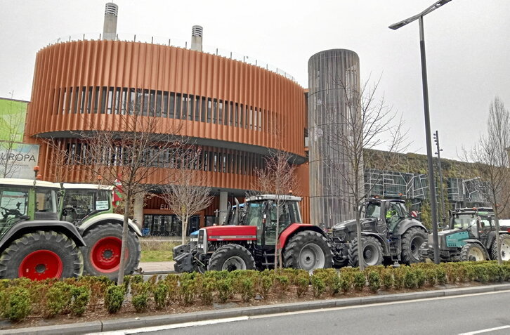 Tractorada organizada ayer frente al Palacio Europa de Gasteiz con motivo de la VIII Conferencia Mundial de Agricultura Familiar.