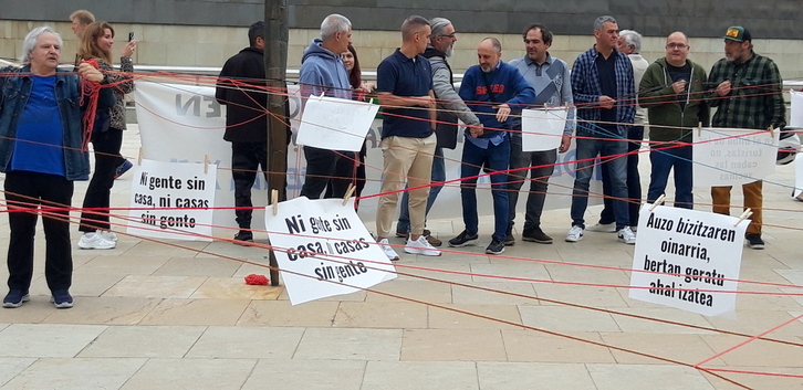 De la «tela de araña» tejida, los y las activistas han colgado diversas reivindicaciones.