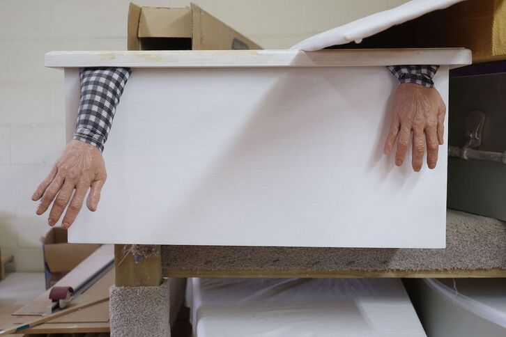 Uno de los ataúdes hechos por los miembros del club de Hastings.