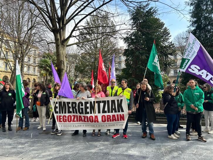 Movilización de los trabajadores en la plaza Gipuzkoa de Donostia.