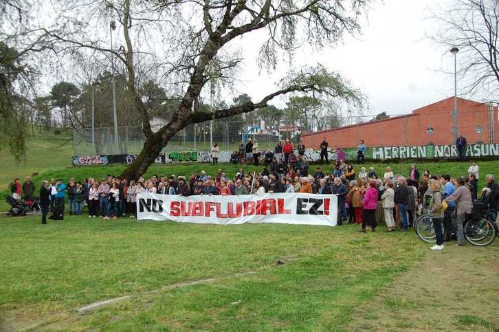 Presentación de la plataforma Subflubiala Ez, en el parque de Artaza