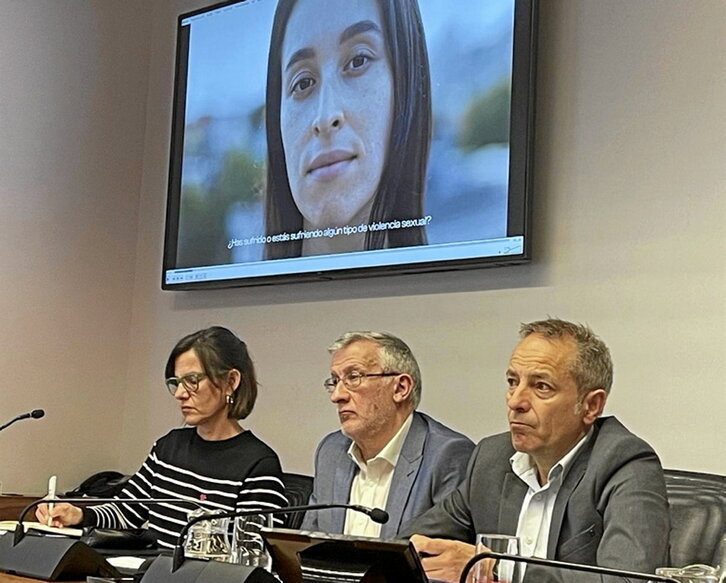 Taberna (c) y Abad (i), en el Parlamento.