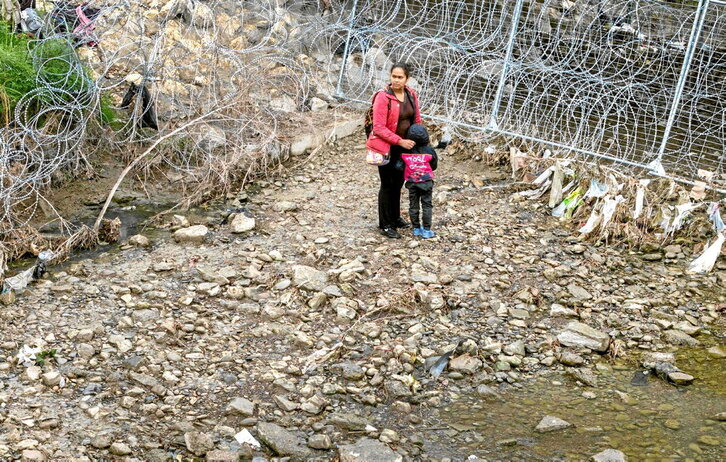 Al llegar a Eagle Pass Texas tras cruzar el Río Grande, las personas migrantes se topan una alambrada de púas.
