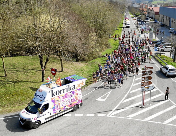 Leitzatik igaro zen Korrika atzo bazkalostean.
