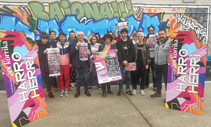 Korrikaren bukaerako besta handia aurkeztu zuten, atzo, Baionako Patxa plazan.