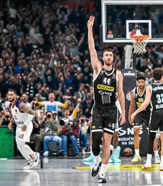 Howard observa de lejos a Kaminsky.