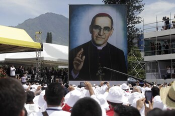 'Egin' dedicó esta página a analizar las implicaciones del atentado que costó la vida a Monseñor Romero.