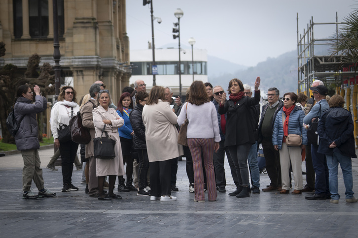 Los grupos de turistas que realicen visitas guiadas en Donostia no podrán ser de más de 25 personas.