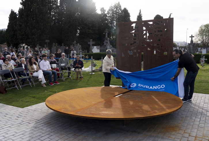 Irudian, bonbardaketaren biktimen oroimen-gunearen inaugurazioa, iaz.