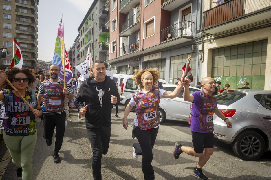 Arnaldo Otegik lekukoarekin batera egin du bidea Elgoibarren, EH Bilduren kilometroan. Arnaldo Otegik lekukoarekin batera egin du bidea Elgoibarren, EH Bilduren kilometroan.