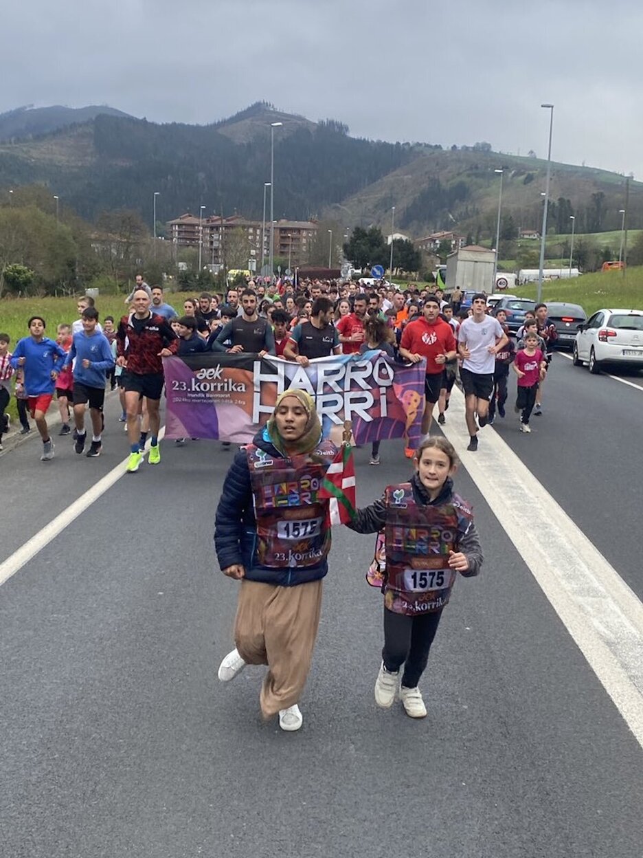 Markina atzean utzi eta Ziortza-Bolivarrera bidea hartu dute korrikalariek. Markina atzean utzi eta Ziortza-Bolivarrera bidea hartu dute korrikalariek.
