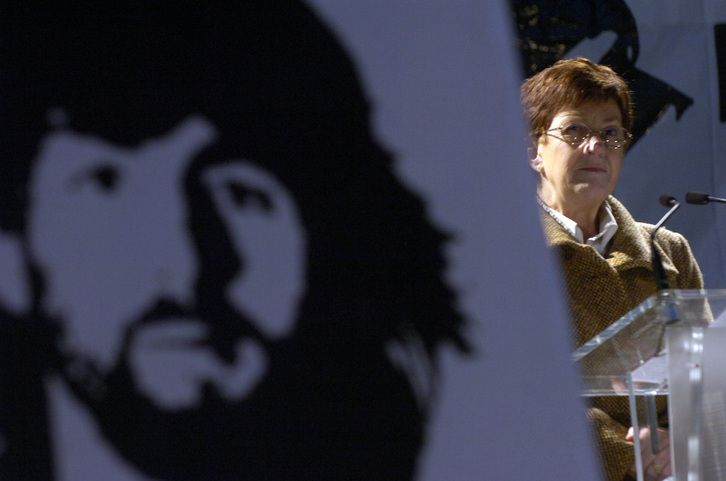 María Jesús Salegi, madre de Josu Zabala, junto al retrato de su hijo, en un acto de recuerdo en Etxarri Aranatz.