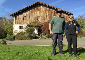 Jose Almandoz, Parketxeko lorazain nagusia, eta Amaia Agote, ingurumen hezitzailea, Iturrarango baserriaren aurrean.