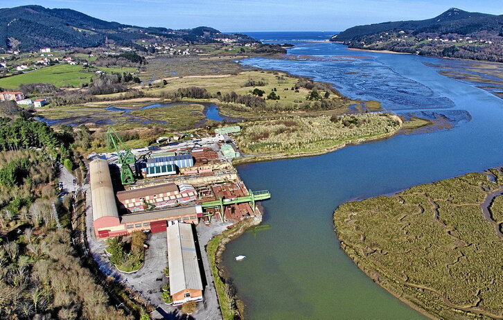 Instalaciones de Astilleros Murueta en plena biosfera de Urdaibai.