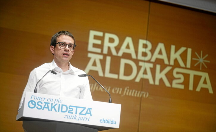 El candidato a lehendakari de EH Bildu, Pello Otxandiano, defendió la necesidad de volver a poner en pie Osakidetza.