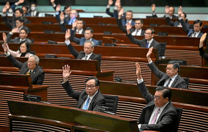 Legisladores votan a favor del artículo 23 de la ley de seguridad nacional.