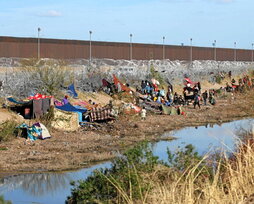 Migrantes en la frontera de Ciudad Juárez.