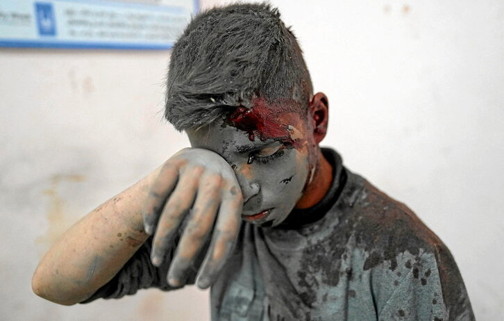 Un chico herido en un ataque en Deir al-Balah, en el hospital Al Aqsa.