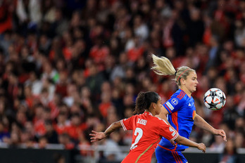 Alidou y Horan en una imagen del encuentro entre Benfica y Olympique.