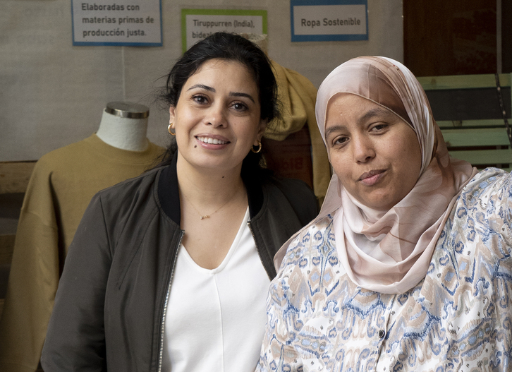 Azouz defensora de los DDHH en Tánger y Ahesbi, obrera del textil. 