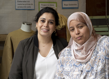 Azouz defensora de los DDHH en Tánger y Ahesbi, obrera del textil. 