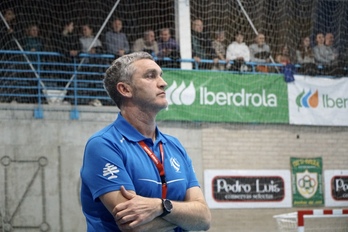 Imanol Álvarez, entrenador del Bera Bera, en el encuentro disputado frente al Beti-Onak en Atarrabia